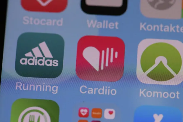 يوجد عدد كبير من التطبيقات التي يمكن أن تساعدك على ممارسة الرياضية عامة والتمارين المنزلية خاصة (رويترز) 