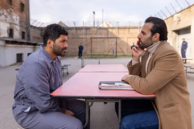 علي كاكولي وعبد الله السيف في مشهد من المسلسل الكويتي الجديد «النصاب» (نتفليكس)⁩