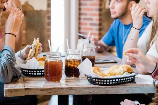 المأكولات السريعة والمشروبات المحلاة بالسكر مرتبطة بتسريع الشيخوخة البيولوجية (جامعة دالاس المعمدانية)