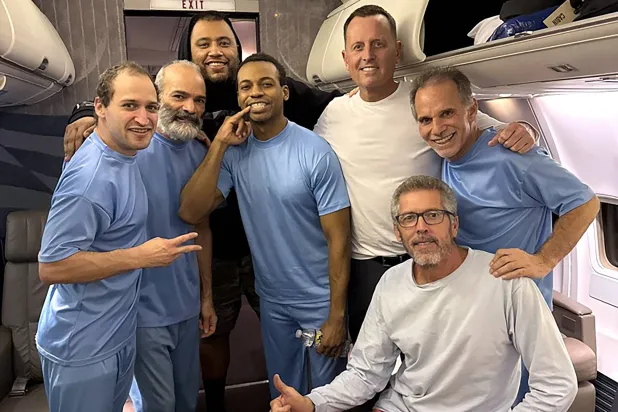 مبعوث ترمب يعلن إفراج فنزويلا عن ستة أميركيين بعد لقائه مادورو