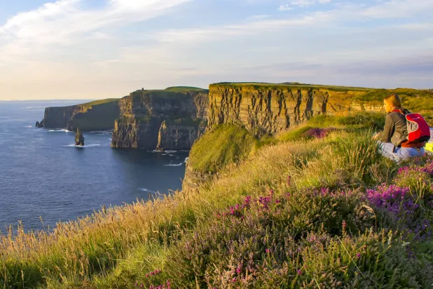 يشكّل تجسيداً مثالياً للريف الآيرلندي (غيتي)