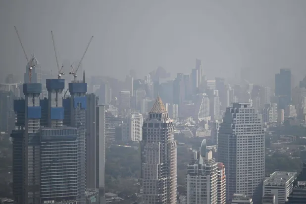 لقطة تُظهر مستويات عالية من تلوث الهواء في بانكوك (أ.ف.ب)