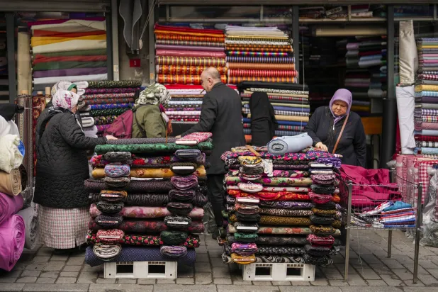 سوق للقماش في منطقة أمينونو بإسطنبول (رويترز)