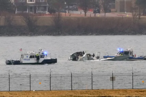 قوارب الإنقاذ قرب حطام المروحية التي اصطدمت بطائرة ركاب فوق سماء العاصمة الأميركية (أ.ب)