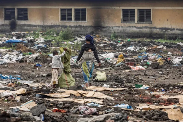 نازحة تتفقد الدمار الذي خلفه القتال في موقع مخيم نازحين بغوما 1 فبراير (أ.ف.ب)
