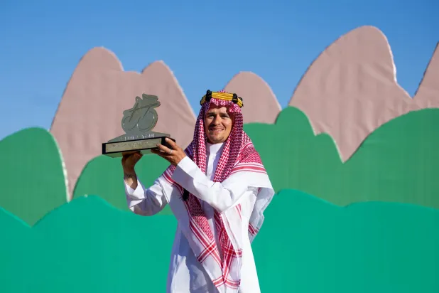 البريطاني بيدكوك مرتدياً الزي السعودي التراثي خلال التتويج (الشرق الأوسط)