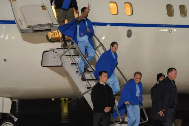 من وصول الأميركيين المُطلق سراحهم من فنزويلا إلى الولايات المتحدة (حساب ريتشارد غرينيل على «إكس»)