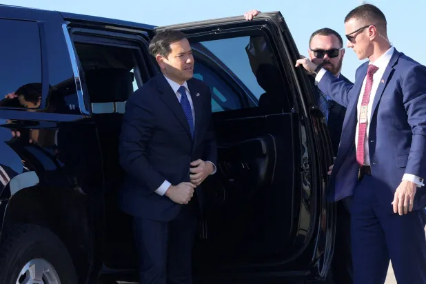 وزير الخارجية الأميركي ماركو روبيو قبل صعوده إلى الطائرة التي أقلته إلى بنما (رويترز)
