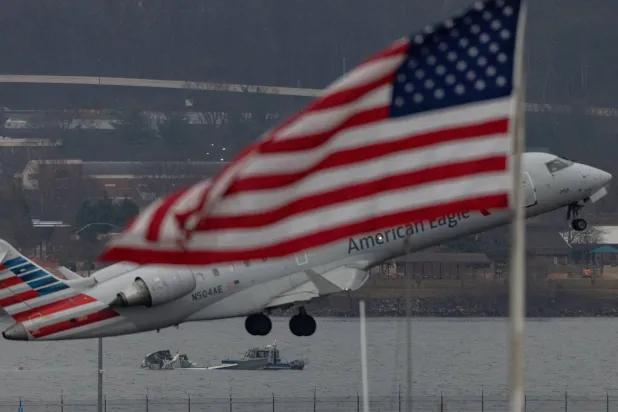 طائرة تابعة لشركة الخطوط الجوية الأميركية بالقرب من مطار رونالد ريغان في واشنطن 31 يناير 2025 (رويترز)