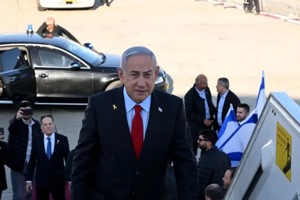 نتنياهو يصعد إلى الطائرة التي ستقله إلى الولايات المتحدة (د.ب.أ)