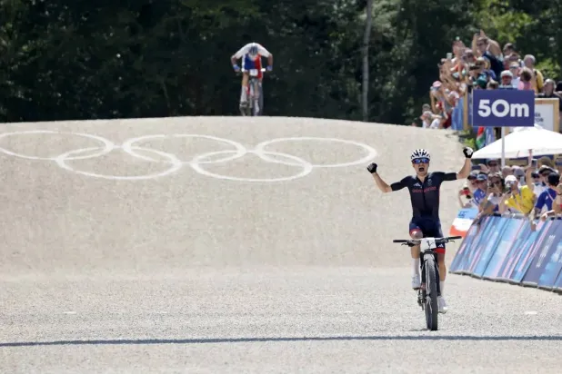 قال الاتحاد الدولي للدراجات إنه لم يعد بإمكان متسابقي الدراجات والفرق استخدام غاز أول أكسيد الكربون خارج إحدى المنشآت الطبية (إ.ب.أ)