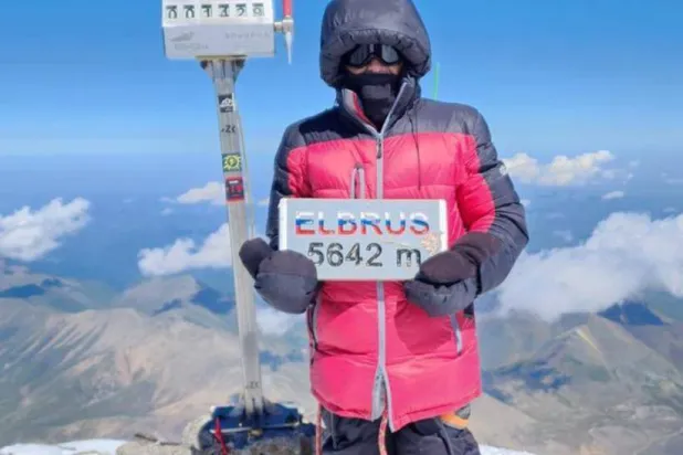 بخيت المالكي فوق قمة إلبروس بروسيا أعلى قمة في أوروبا (الشرق الأوسط)