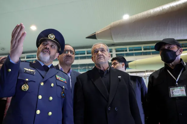 وزير الدفاع الإيراني الجنرال عزيز نصير زاده يوضح للرئيس مسعود بزشكيان أثناء تفقُّده معرضاً للصواريخ (الرئاسة الإيرانية)