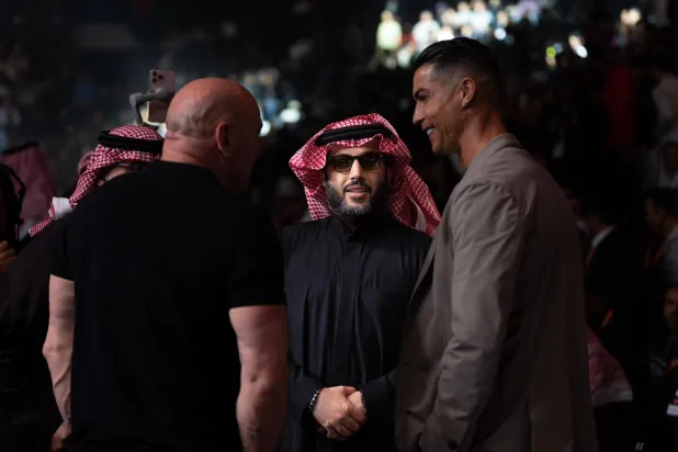 تركي آل الشيخ ورونالدو مع ضيوف الفعالية (موسم الرياض)