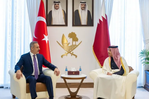 رئيس الوزراء وزير الخارجية القطري الشيخ محمد بن عبد الرحمن ‏آل ثاني خلال لقائه وزير الخارجية التركي هاكان ‏فيدان في الدوحة (قنا)