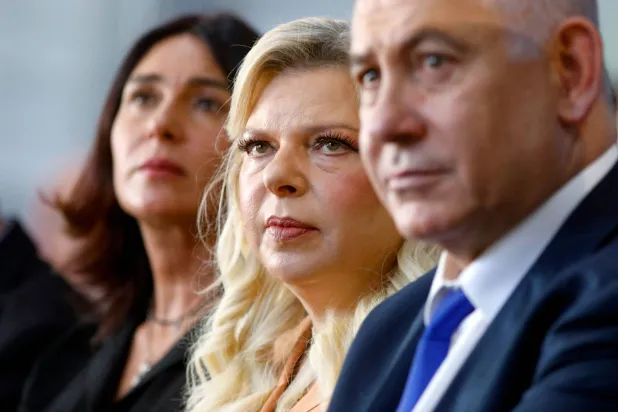 رئيس الوزراء الإسرائيلي بنيامين نتنياهو وزوجته سارة يحضران حدثاً في مدينة الخليل بالضفة الغربية المحتلة (أ.ف.ب)