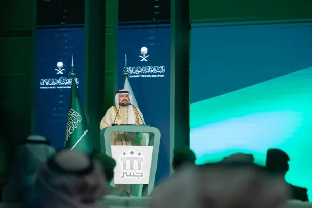 محافظ الهيئة العامة للتطوير الدفاعي الدكتور فالح السليمان خلال افتتاح ملتقى «جسر» (الشرق الأوسط)