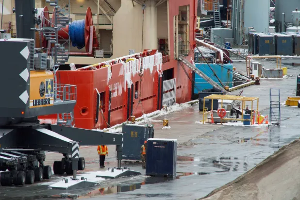 سفن إمداد تخدم منصات النفط البحرية على الساحل الشرقي لكندا تحمل بضائع في سانت جونز بعد قرار ترمب (رويترز)