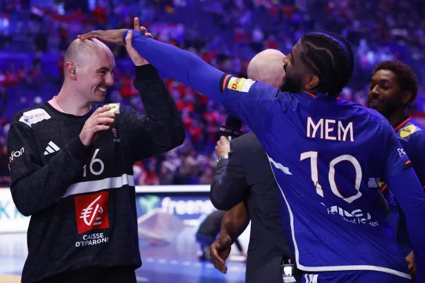 فرحة لاعبي فرنسا ببرونزية مونديال اليد (رويترز)