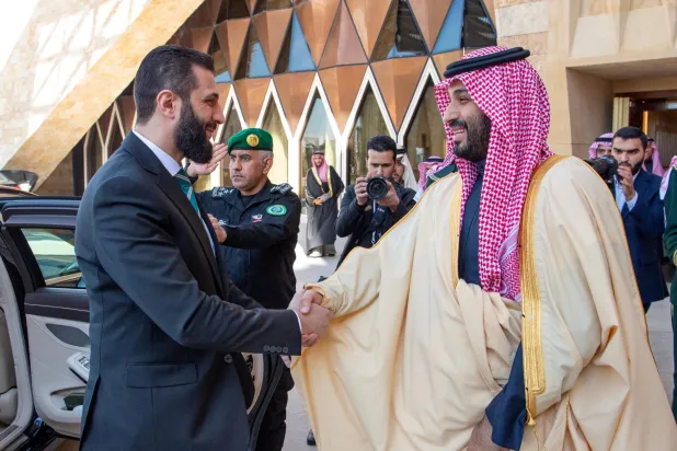 شاهزاده محمد بن سلمان ولیعهد و نخست وزیر سعودی از احمد الشرع رئیس جمهور دوره انتقالی سوریه در مقصد خارجی الشرع پس از انتخابش به عنوان رئیس جمهور دوره انتقالی سوریه است (رویترز)