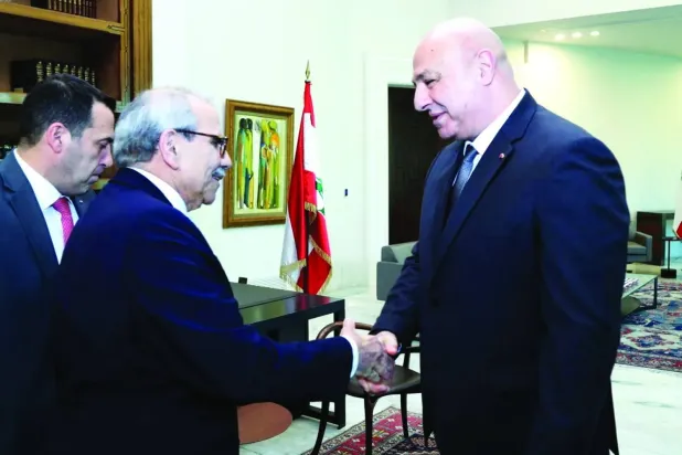 Lübnan Cumhurbaşkanı Joseph Avn ve Başbakan adayı Nevvaf Selam Cumhurbaşkanlığı Sarayı'nda (Reuters)