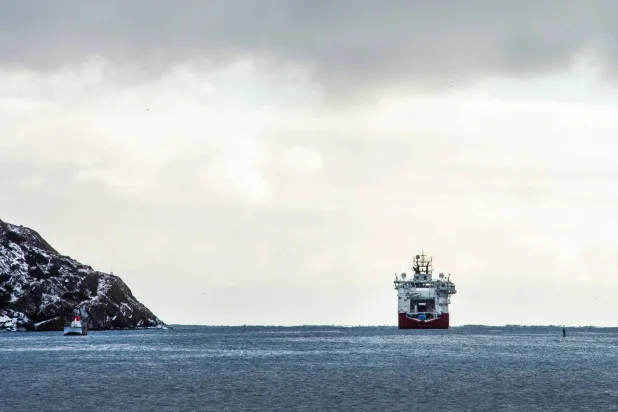 سفينة دعم منصة نفط بحرية تغادر الميناء في سانت جونز نيوفاوندلاند كندا (رويترز)