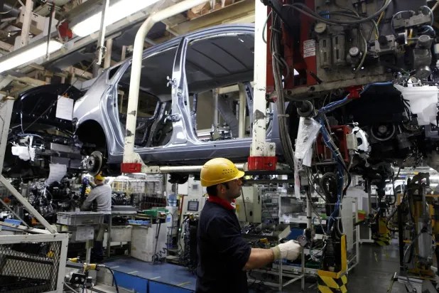 موظف يعمل على خط التجميع في مصنع تويوتا بساكاريا (رويترز)