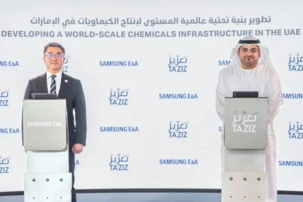 الرئيس التنفيذي لـ«تعزيز» مشعل سعود ومدير «سامسونغ» (شركة «تعزيز»)