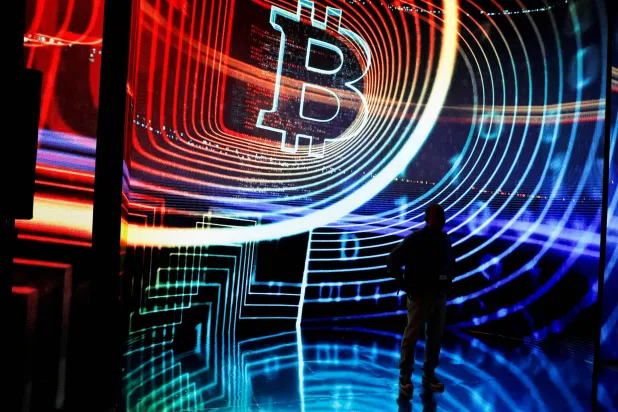 مجسم لعملة «البتكوين» في سان سلفادور (رويترز)