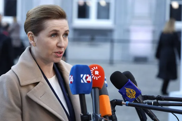 مته فريدريكسن رئيسة وزراء الدنمارك وهي تتحدث اليوم لوسائل الإعلام (أ.ب)