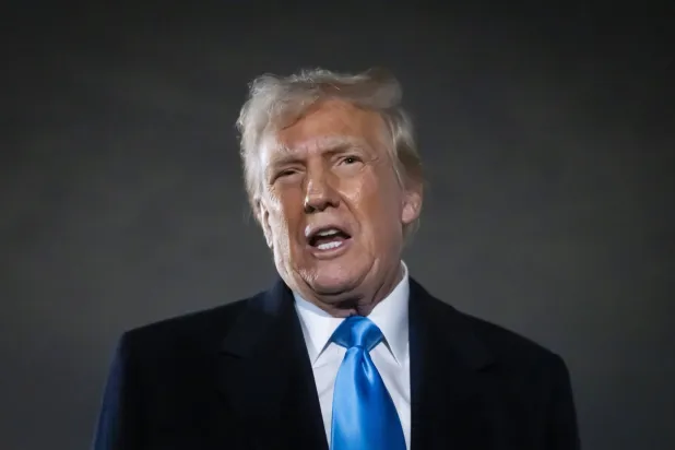 الرئيس الأميركي دونالد ترمب يتحدث إلى الصحافيين بجوار الطائرة الرئاسية بعد وصوله لقاعدة أندروز المشتركة في ماريلاند بالولايات المتحدة 2 فبراير 2025 (رويترز)