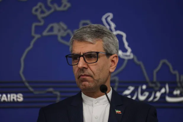 صورة نشرتها الخارجية الإيرانية للمتحدث إسماعيل بقائي خلال مؤتمر صحافي