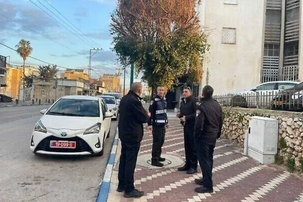 الشرطة الإسرائيلية بمكان وقوع جريمة قتل في اللد (تايمز أوف إسرائيل)