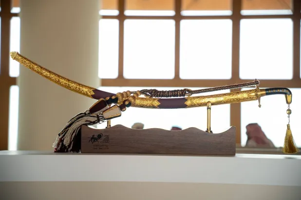 الشركة المصنّعة وضعت السيفَ على قاعدة فاخرة تجمع الأصالة والحداثة في التصميم (مهرجان الهجن)