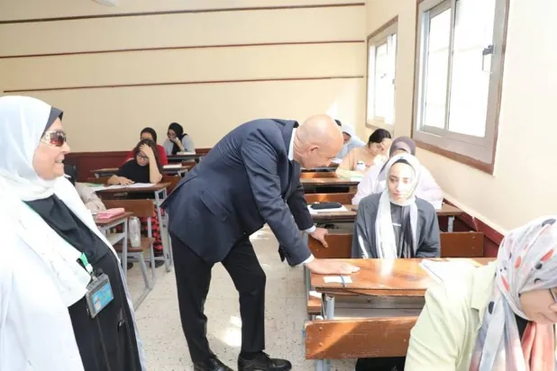 وزير التعليم المصري محمد عبد اللطيف يتفقد آخر امتحانات للثانوية العامة السنة الماضية (وزارة التربية والتعليم)