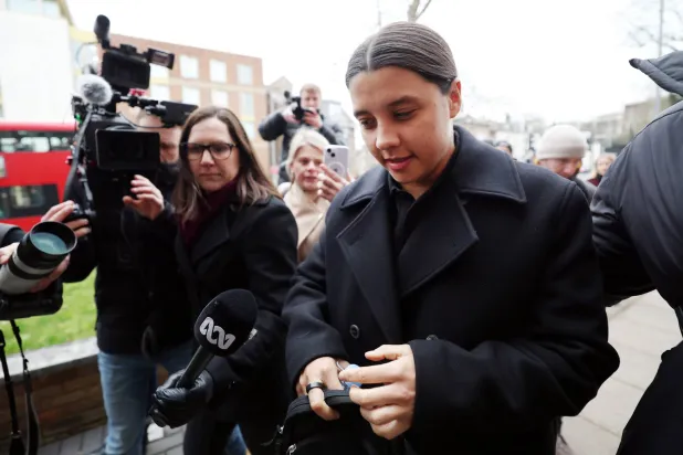 سام كير لاعبة تشيلسي في طريقها لجلسة المحاكمة (إ.ب.أ)