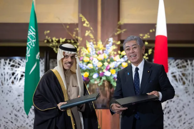 الأمير فيصل بن فرحان وإيوايا تاكيشي عقب توقيع مذكرتي التفاهم في طوكيو الاثنين (الخارجية السعودية)