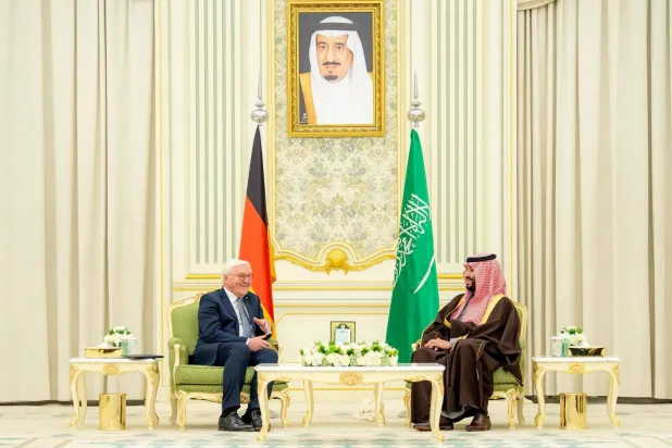 ولي العهد السعودي والرئيس الألماني خلال مباحثاتهما بقصر اليمامة في الرياض الاثنين (واس)