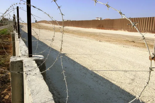 منظر عام لمحور فيلادلفيا على الحدود بين جنوب قطاع غزة ومصر (أ.ف.ب)