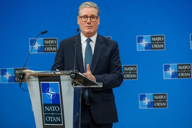 رئيس الوزراء البريطاني كير ستارمر يتحدث خلال مؤتمر صحافي مع الأمين العام لحلف شمال الأطلسي مارك روته في مقر الحلف في بروكسل ببلجيكا 3 فبراير 2025 (إ.ب.أ)