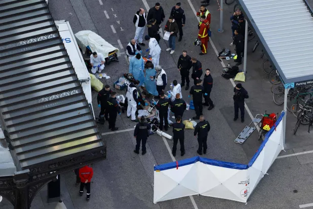 رجال شرطة وموظفو الطوارئ الطبية يعملون في محطة قطار أوسترليتز في باريس في 3 فبراير 2025 بعد إطلاق النار على شخصين وإصابتهما برصاص ضابط أمن السكك الحديدية (أ.ف.ب)