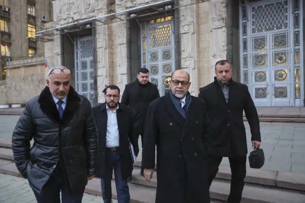 أبو مرزوق لحظة وصوله مع وفد «حماس» إلى مقر الخارجية الروسية الاثنين (إ.ب.أ)