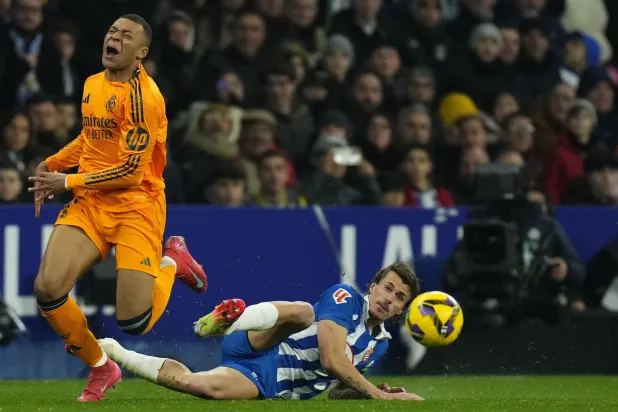 لقطة تدخل كارلوس روميرو على مبابي التي لم يطرد فيها اللاعب (إ.ب.أ) 