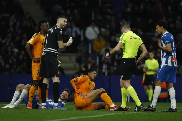 مباراة إسبانيول وريال مدريد شهدت جدلاً تحكيمياً كبيراً (أ.ب)