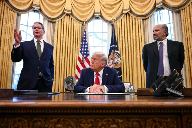 وزير الخزانة سكوت بيسنت يتحدث بينما يشاهده ترمب والمرشح لمنصب وزير التجارة هوارد لوتنيك بعد توقيع أمر لإنشاء صندوق ثروة سيادي (أ.ف.ب)