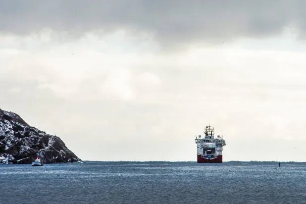 سفينة دعم منصة نفط بحرية تغادر الميناء في سانت جونز في كندا (رويترز)