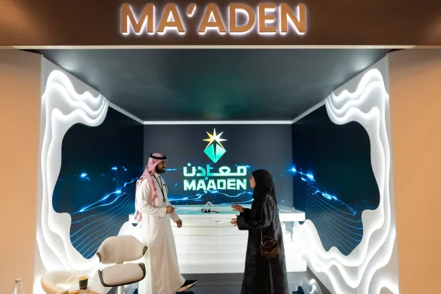 زوار بجناح شركة «معادن» خلال مؤتمر الاستثمار العالمي في الرياض 2024 (الشرق الأوسط)