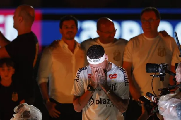 بعد توقيعه عقداً لستة أشهر من المتوقع أن يكون ظهوره الأول الجديد الثاني في مسيرته مع سانتوس الأربعاء (إ.ب.أ)