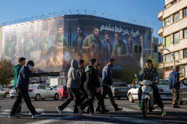 جدارية لخبراء أسلحة إيرانيين يصنعون صاروخ «فتاح 1» أول صاروخ باليستي فرط صوتي في ميدان انقلاب بطهران نوفمبر الماضي (نيويورك تايمز)