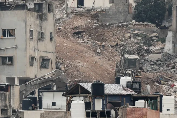 مركبة عسكرية إسرائيلية تشارك في العملية في جنين (رويترز)